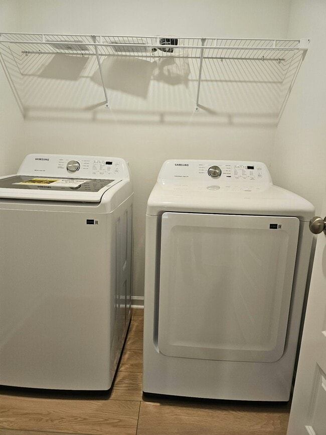 Building Photo - 112 Labrador Ln