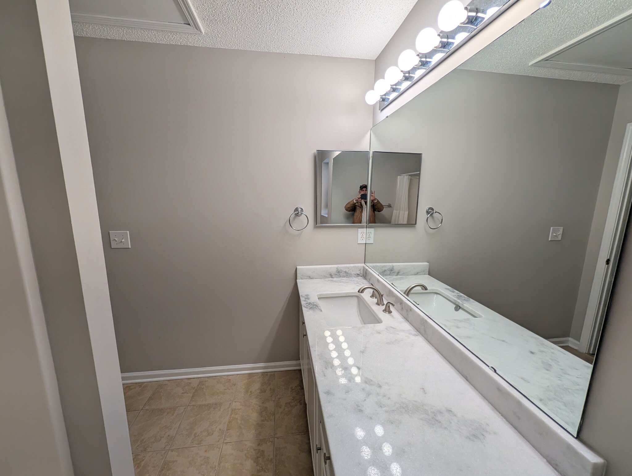 Guest Bathroom - 682 Wilshire Ln