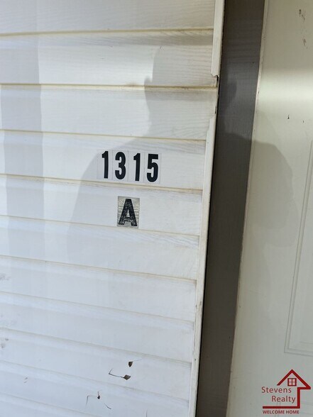 Building Photo - 1315 SW E Ave