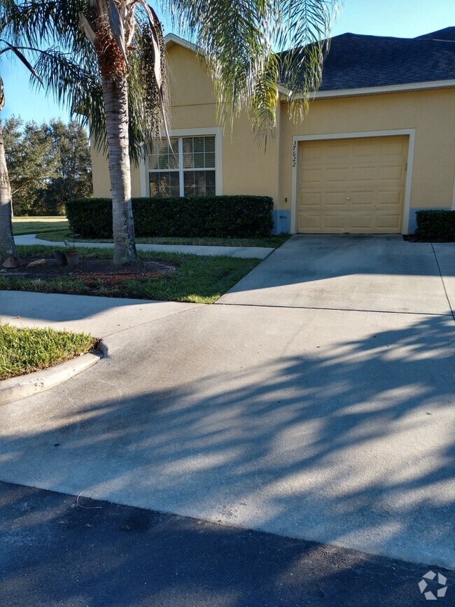 Building Photo - Spacious 3 bedroom, 2 bath corner unit.