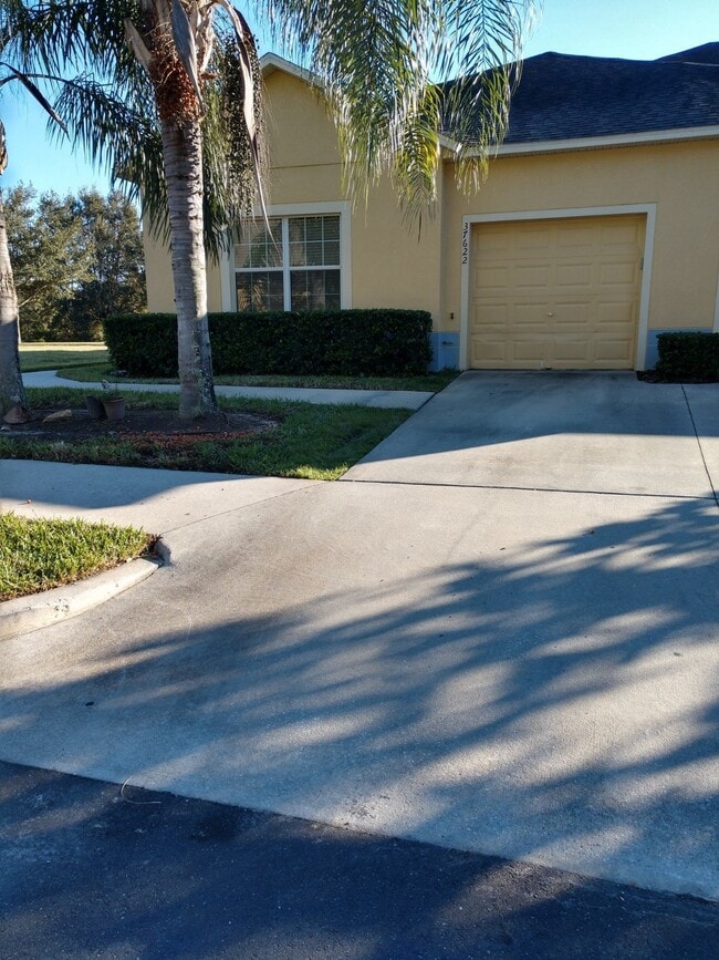 Building Photo - Spacious 3 bedroom, 2 bath corner unit.