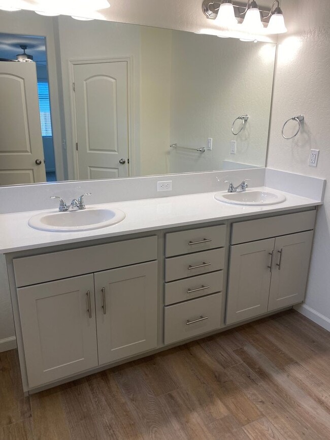 Building Photo - Newer 3 Bedroom 2 Bathroom Home in Tulare!