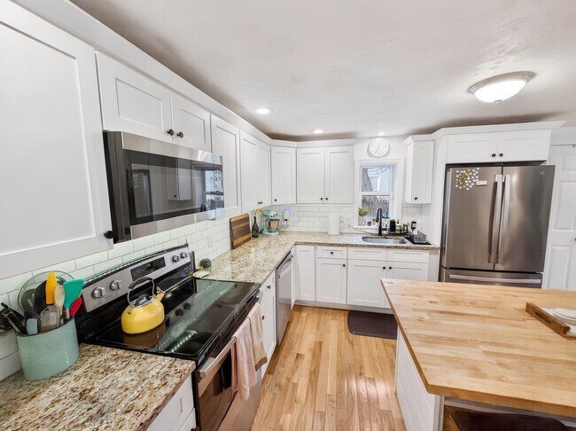 Building Photo - Beautiful Condo In Beverly MA!