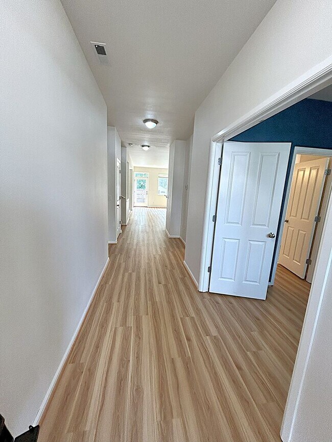 Building Photo - Beautifully appointed 4-Bedroom 2-bathroom...