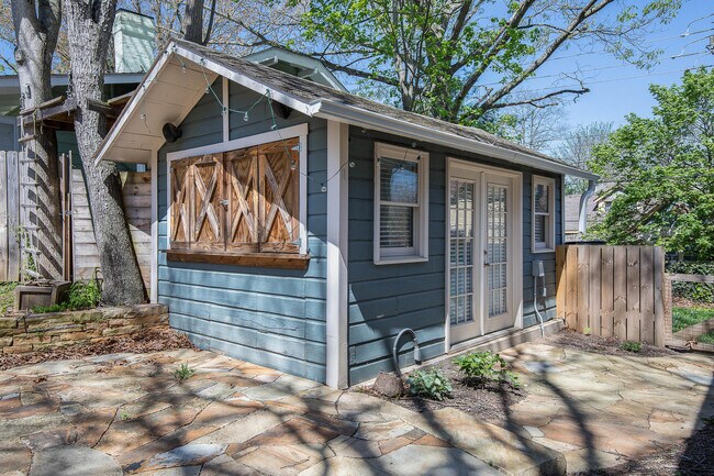 Building Photo - Charming Craftsman Home in Montford