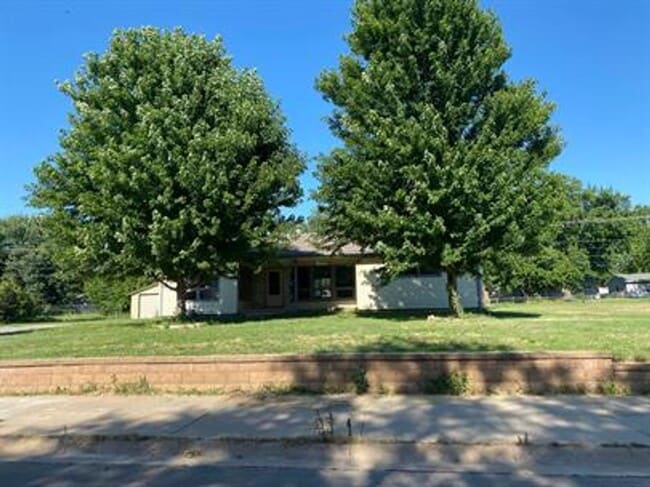 Primary Photo - Large 5 bedroom 2 bath home in Derby
