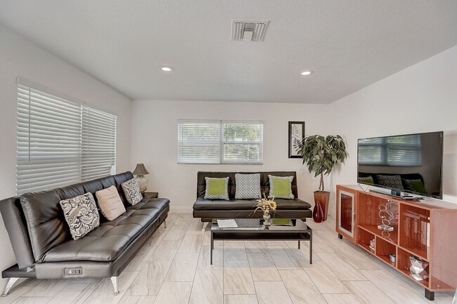 Building Photo - 2 Bed / 1 Bath Cozy Downtown Duplex Apartment