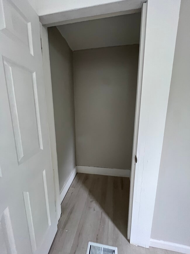 Building Photo - 1506 E Oak St