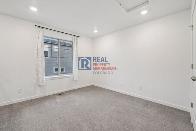 Building Photo - 8396 Bijou Crk Ave