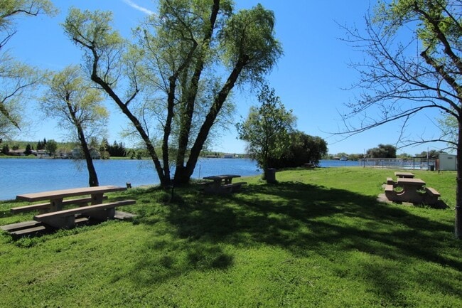 Building Photo - 3 Bedroom Home in Gated Lake California