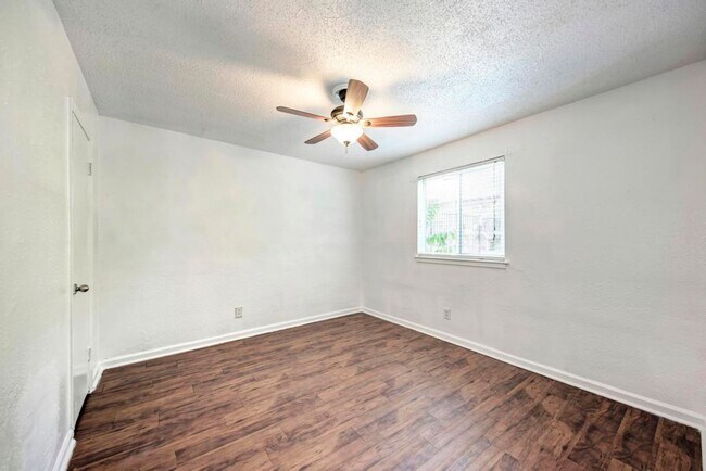 Building Photo - 2401 Manor Rd