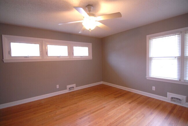 Building Photo - Mid-century style 3 bedroom 2 bath brick r...