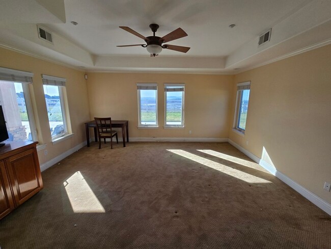 Building Photo - Private Country Living!!!