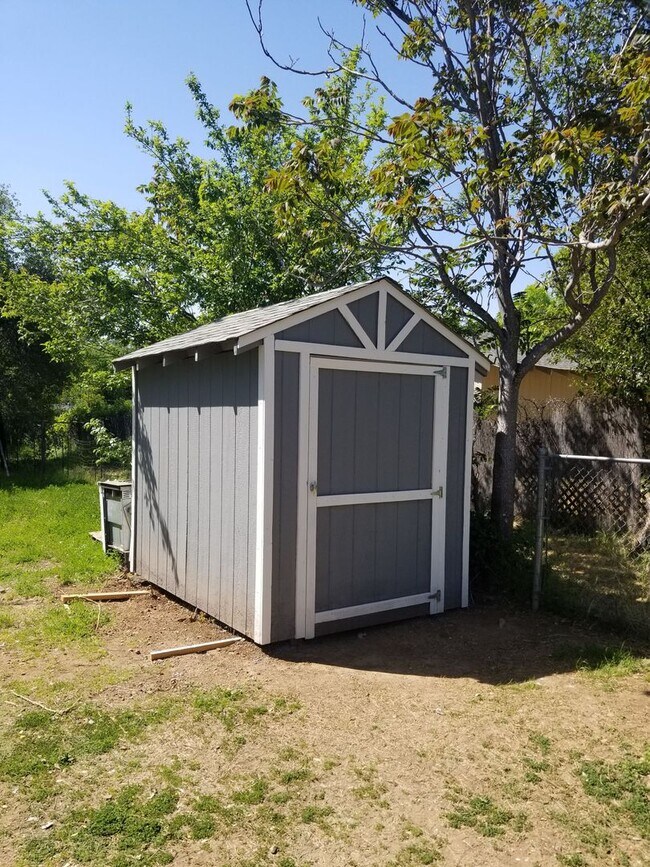 Building Photo - 3 BED 1 BATH HOUSE WITH A FENCED BACKYARD