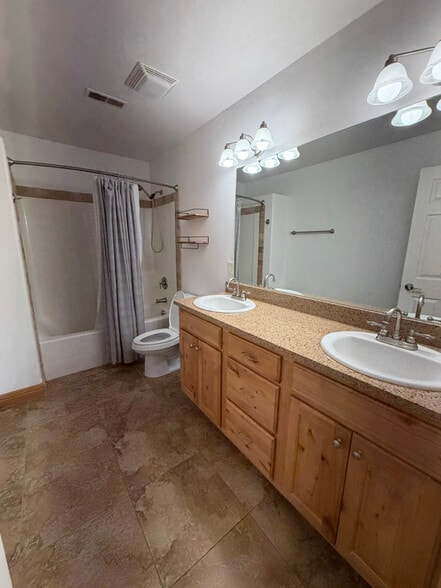 Building Photo - 905 Saxon Way