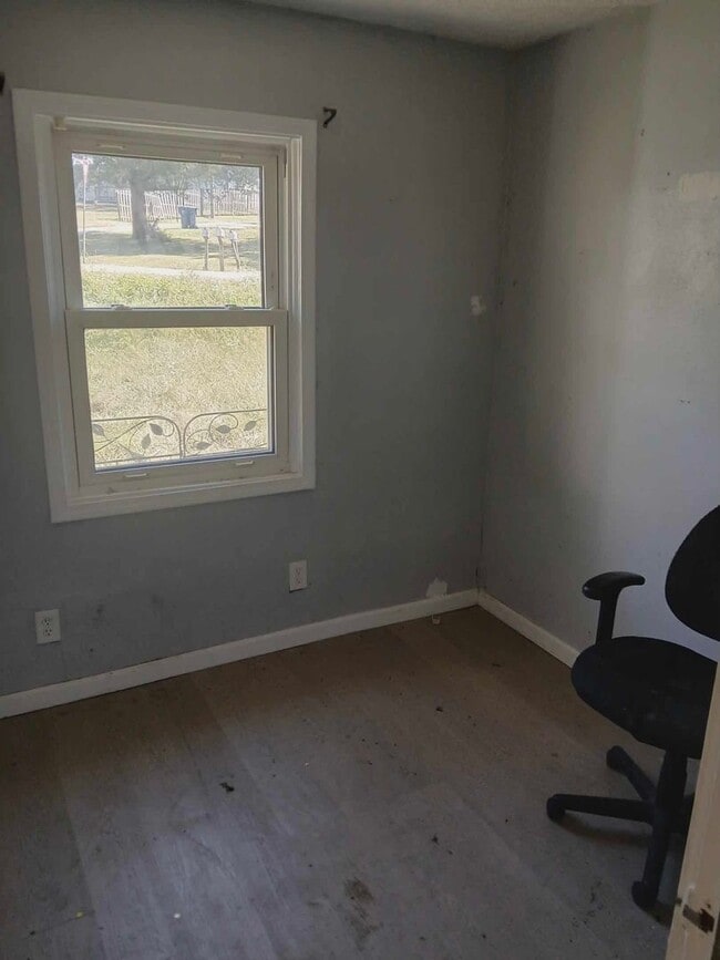 Building Photo - HILLSBORO - Ranch Style Home with Covered Front Porch - $750 MONTH / $999 DOWN