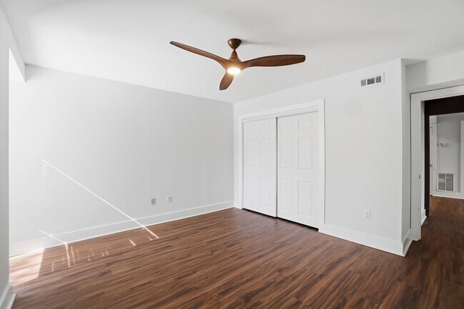 Building Photo - Beautifully Updated Condo with High-End Finishes Throughout