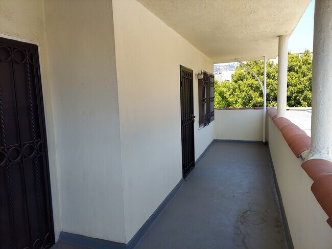 Building Photo - 721 N Harper Ave