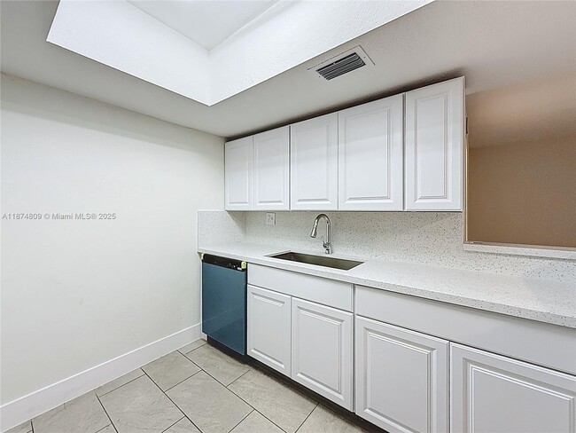 Building Photo - 1379 Seaview