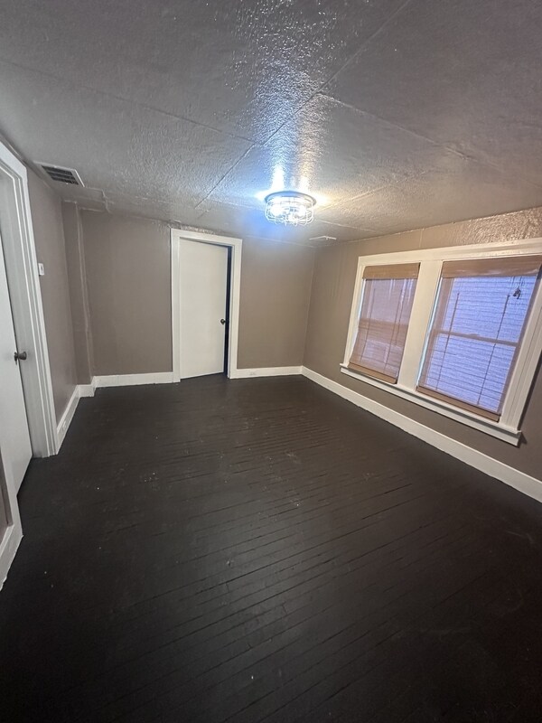 Building Photo - 2114 W 40th St