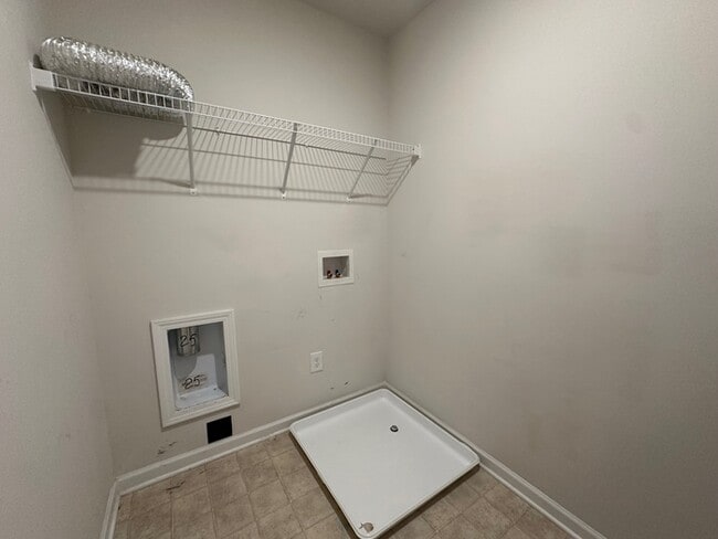 Building Photo - Unfurnished three bedroom 2.5 bathroom Tow...