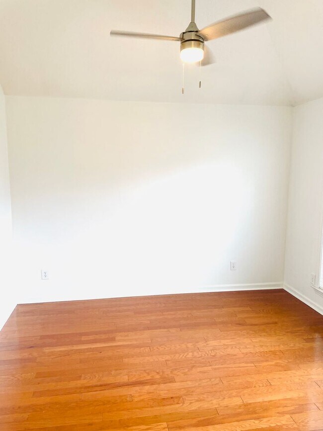 Building Photo - ** 3 Bed 2 Bath Located across from AUM **...