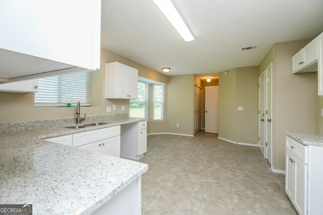 Building Photo - 1139 Redan Trce