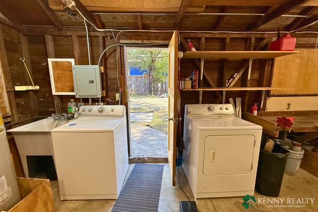 Building Photo - Charming 1 Bedroom Home with Private Yard in Pacifica