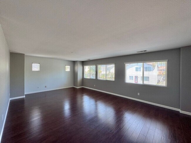 Building Photo - Beautiful Two Story 5 bedroom Home in the ...