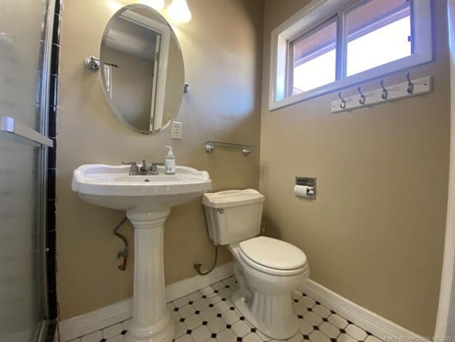 Building Photo - Mid-town Gem where comfort meets convenien...