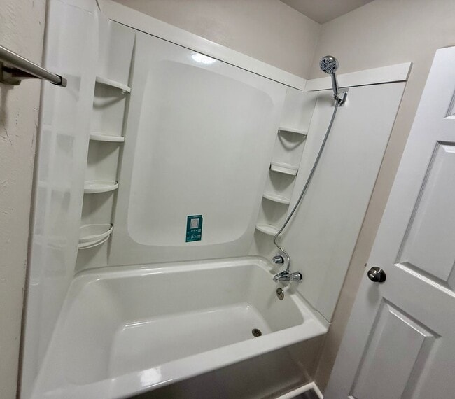 Building Photo - Renovated 1 Bedroom Available Now! All Uti...