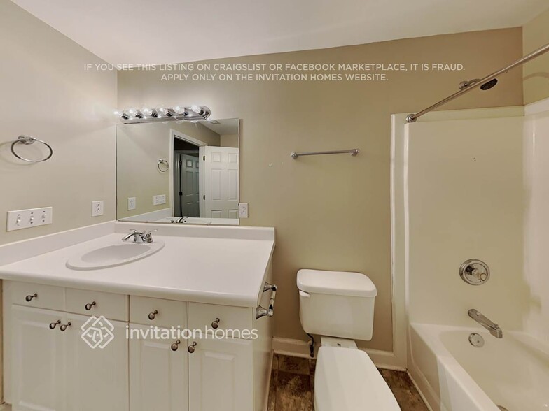 Building Photo - 2611 Meadow Ln