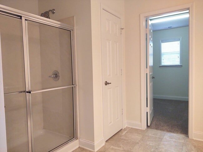 Building Photo - Beautiful Home located in the Hamilton Lak...