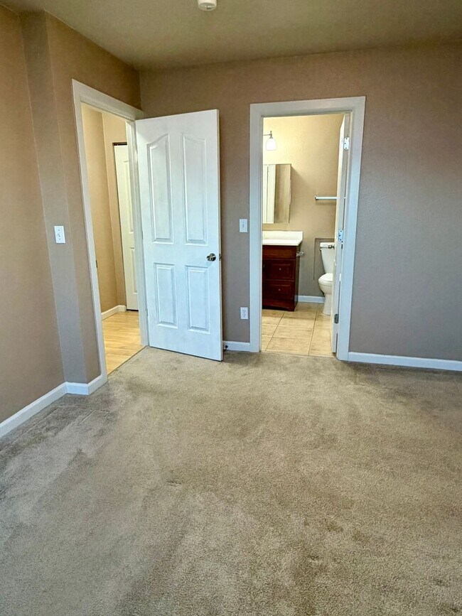 Building Photo - 1250 Balfour Dr