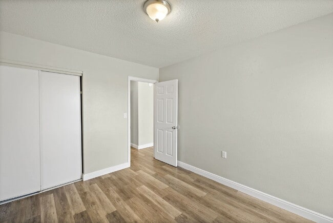 Building Photo - 402 Sunny Ln