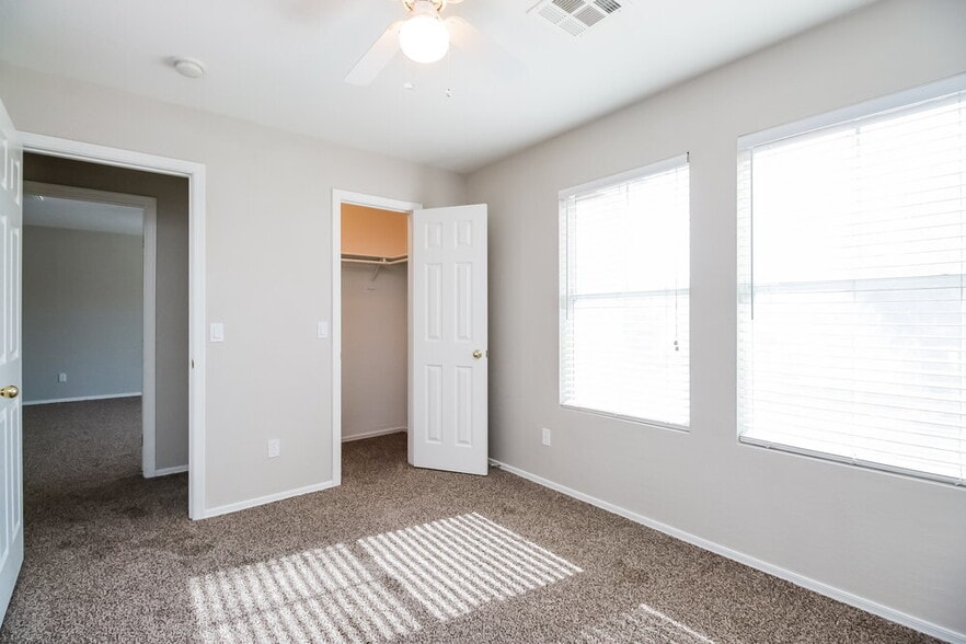 Building Photo - 14892 W Laurel Ln