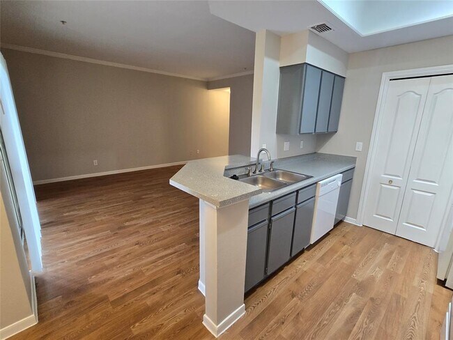 Building Photo - 6000 Shepherd Mountain Cove