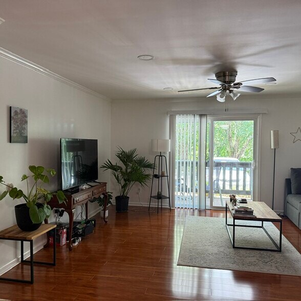 Living Room - 1004 Woodland Vlg