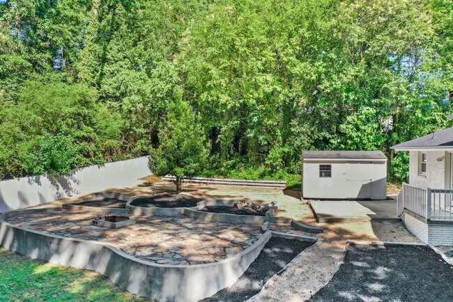 Building Photo - Gorgeous 3 Bedroom, 2 Bath Split-level home in Brentwood - High-end Renovation, Pet Friendly!