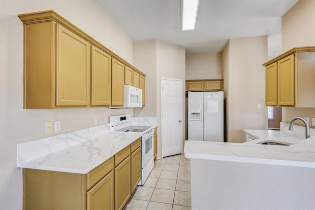 Building Photo - 3844 Harrison Dr