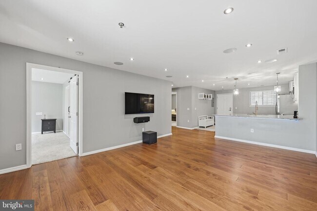 Building Photo - 2 Leverington Ave