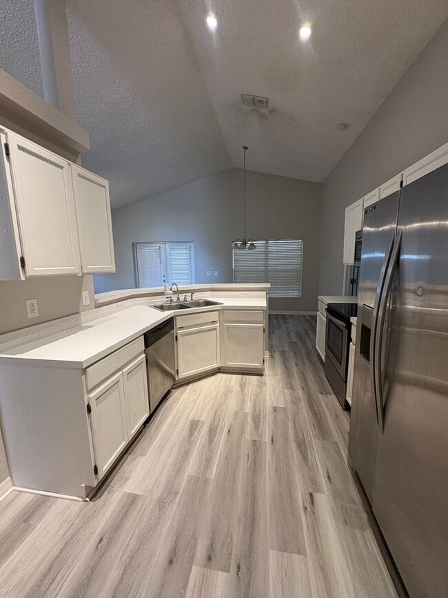 Building Photo - Cute Mt Dora Home, Great location. Many up...