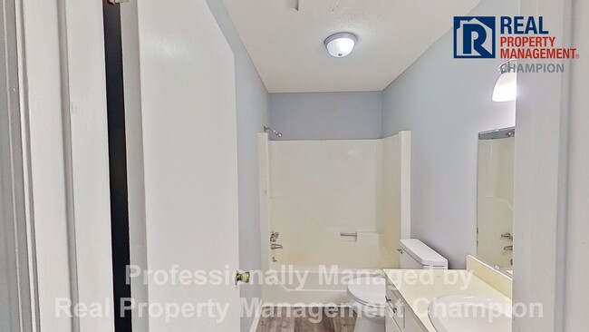 Building Photo - Charming 2 BD/1 BA Bungalow with Fenced Ba...