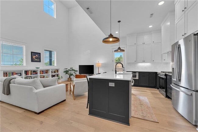 Building Photo - 2047 E Little Crew Dr