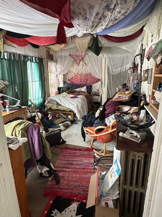 Building Photo - ALLSTON 4 BED/2 BATH FOR 9/1!  UPDATED KITCHEN AND BIG ROOMS!