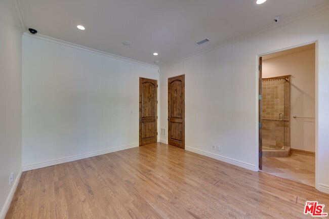 Building Photo - 9530 Hidden Valley Rd