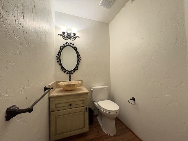 Building Photo - Spacious and Inviting 3-Bedroom, 2.5-Bath Townhome in the Heart of Menlo Park