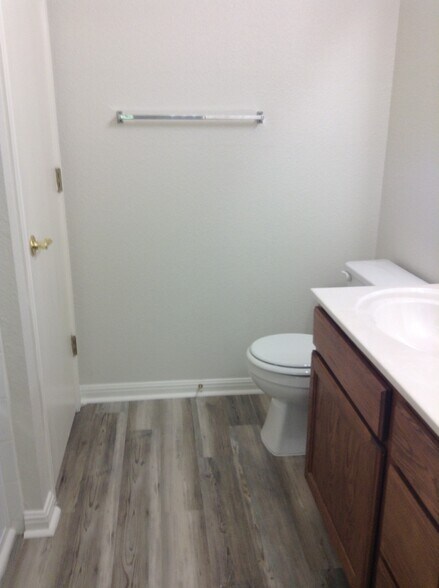 Master bathroom - 5605 Bentsen Ln