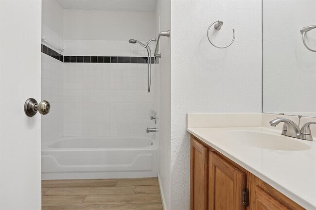 Building Photo - 15301 Ecorio Dr
