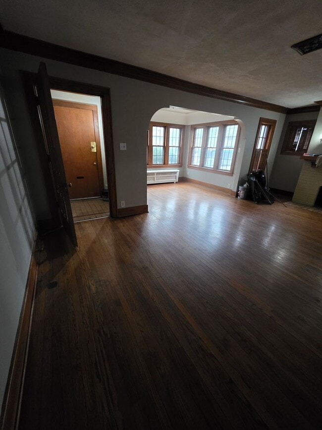 Building Photo - Huge 3 Bedroom Lower Duplex